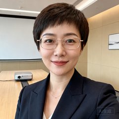 服务行业客户张总的职业头像，佩戴眼镜，背景为现代化会议室。